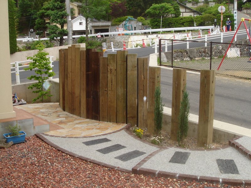 枕木(ウェルカムウォール・駐車場) - 長野県のガーデニングのことなら